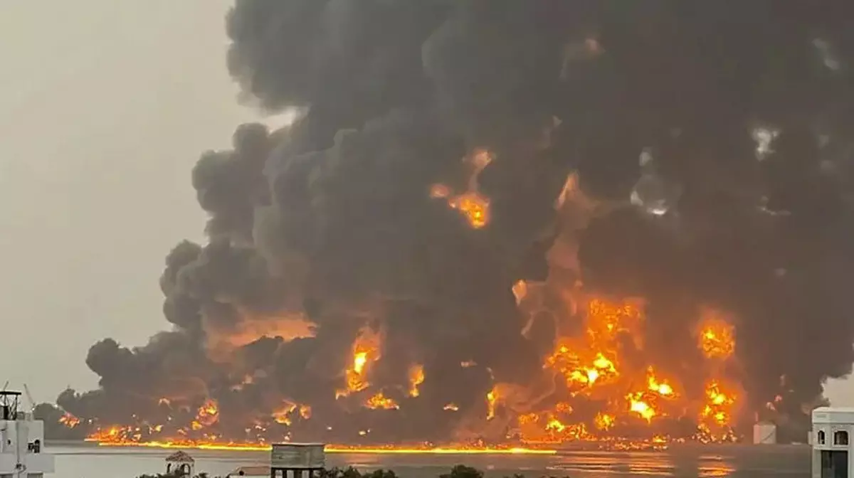 Израиль нанес удары по нефтехранилищам в Йемене