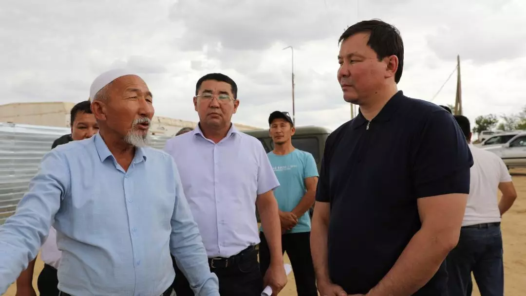 Аким Актюбинской области встретился с жителями самого отдаленного села региона