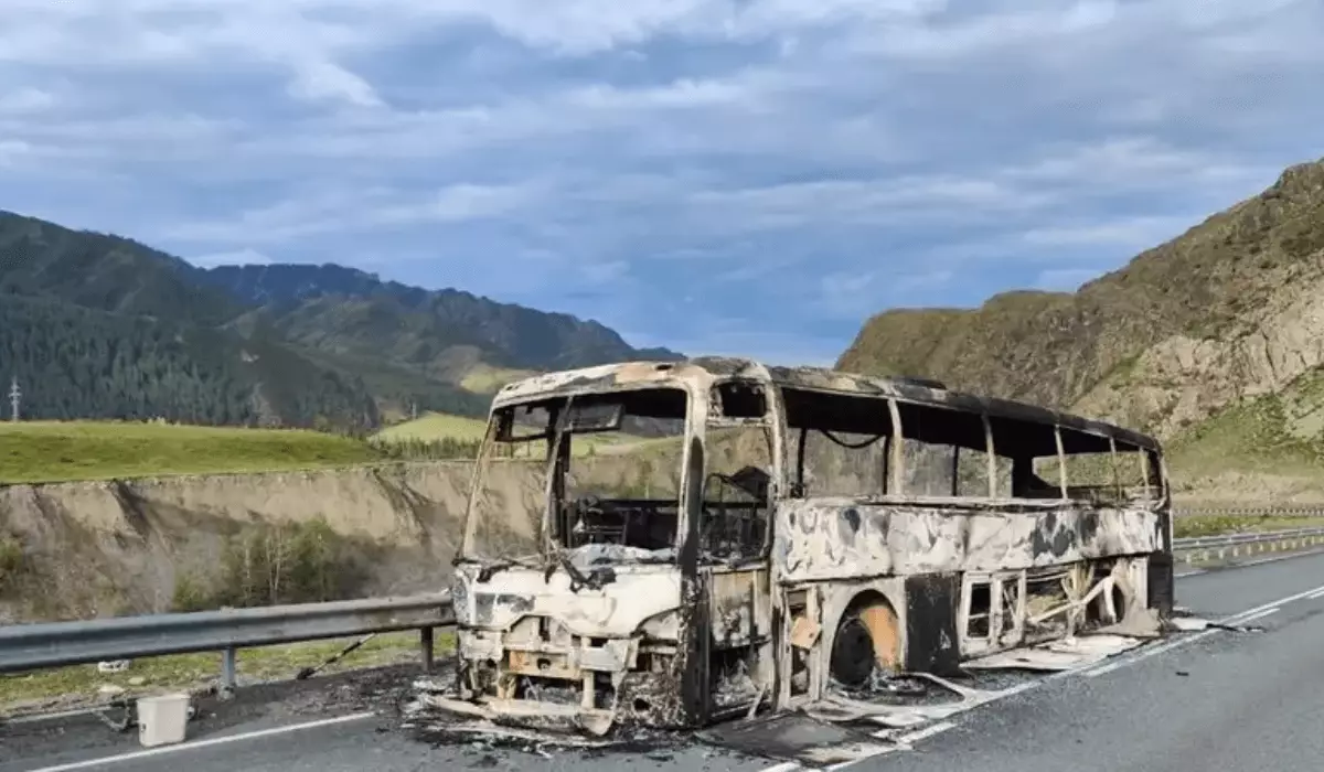 «Ішінде 50 адам болған»: Қазақстаннан Моңғолияға бағыт алған автобус өртеніп кетті