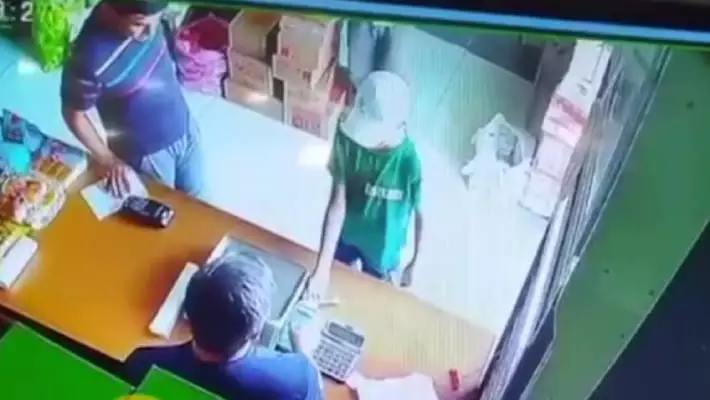 В Гулистане продавец ударил ребенка за просьбу выдать чек
