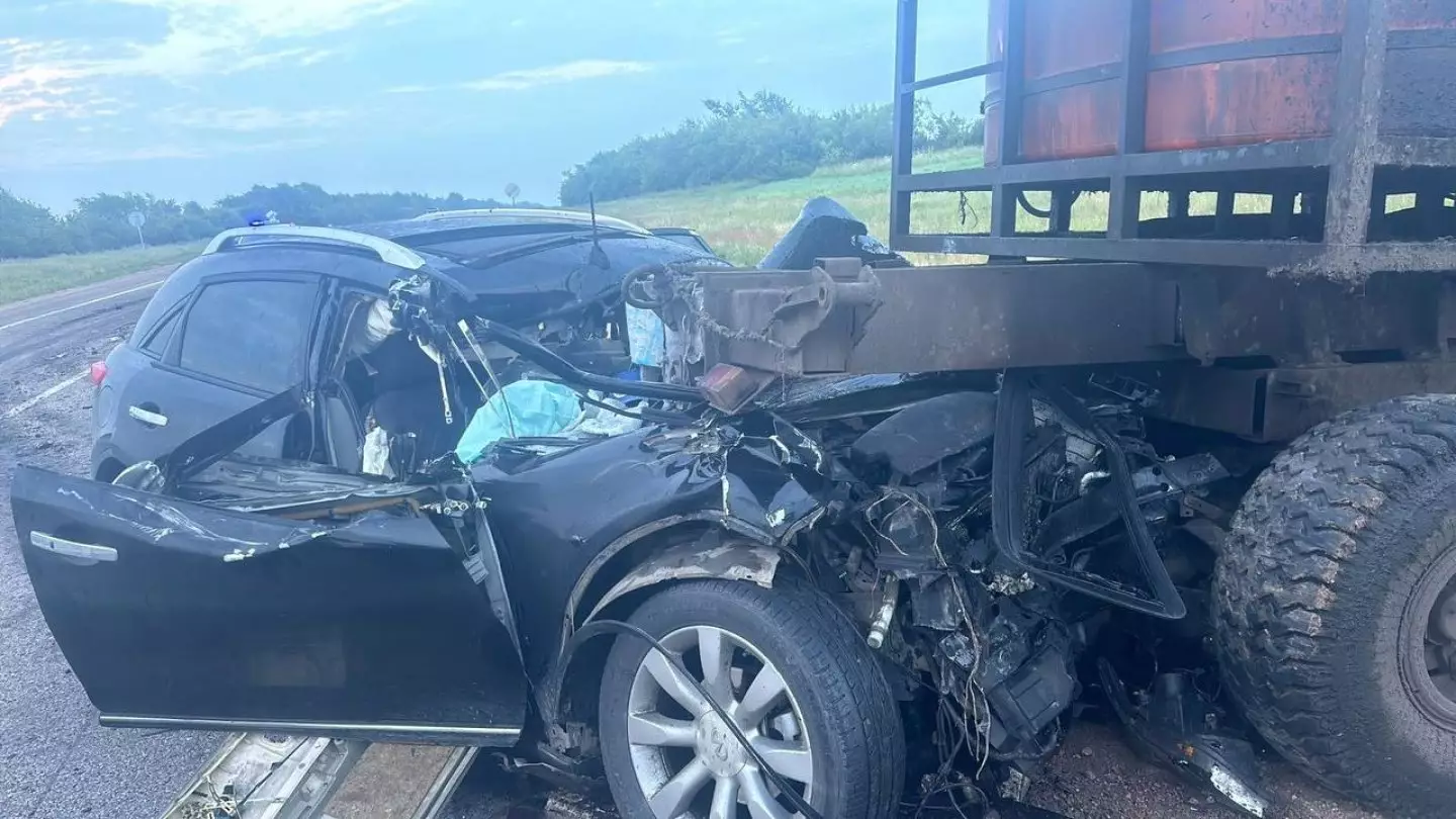 Трое погибли: автомашина врезалась в прицеп трактора на трассе в СКО