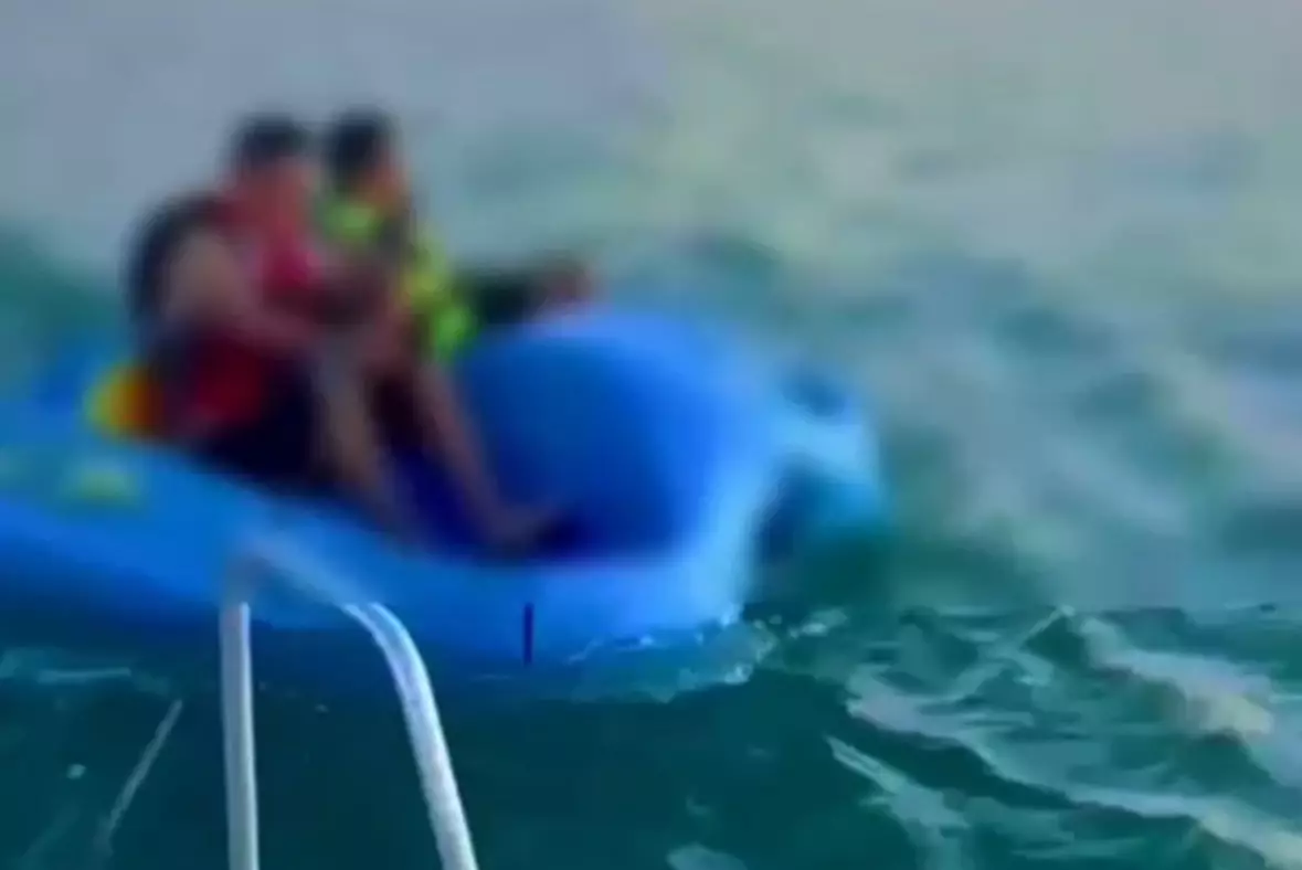 Пять человек унесло в море на катамаране в Актау