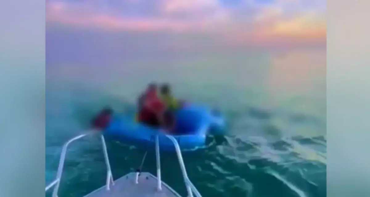 Пять человек унесло от берега в воды Каспия на катамаране