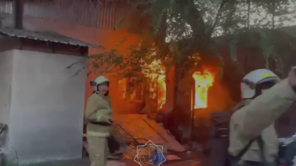 Склады чуть не сгорели в районе барахолки в Алматы