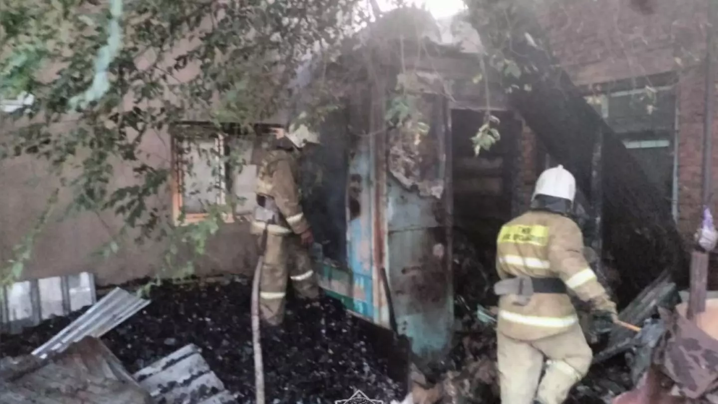 Пожар локализовали в районе барахолки Алматы