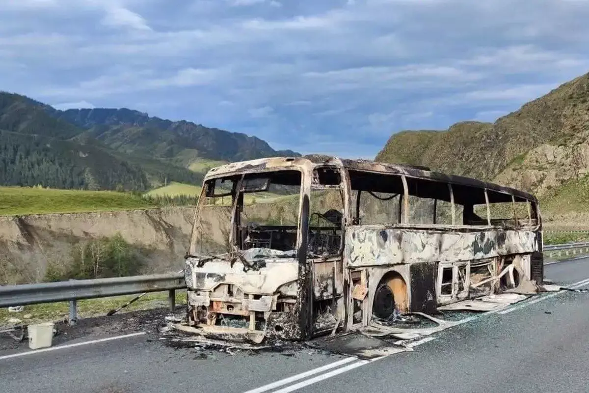 Автобус из Астаны сгорел на пути в Монголию: казахстанцы не пострадали