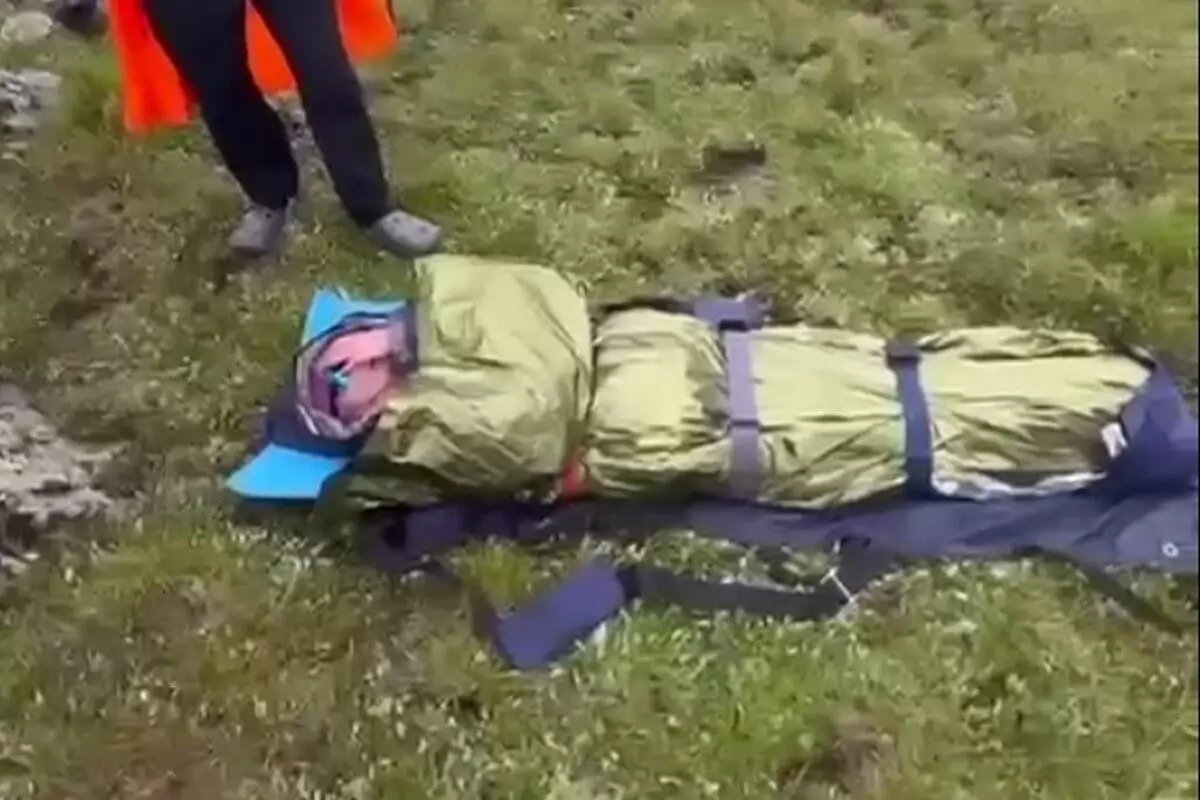 Спасатели 45 км несли на носилках женщину с травмой с горной турбазы в ВКО (ВИДЕО)