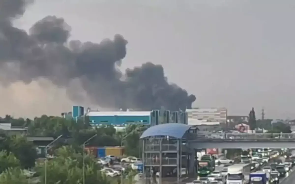 В Алматы чуть не сгорели склады возле барахолки