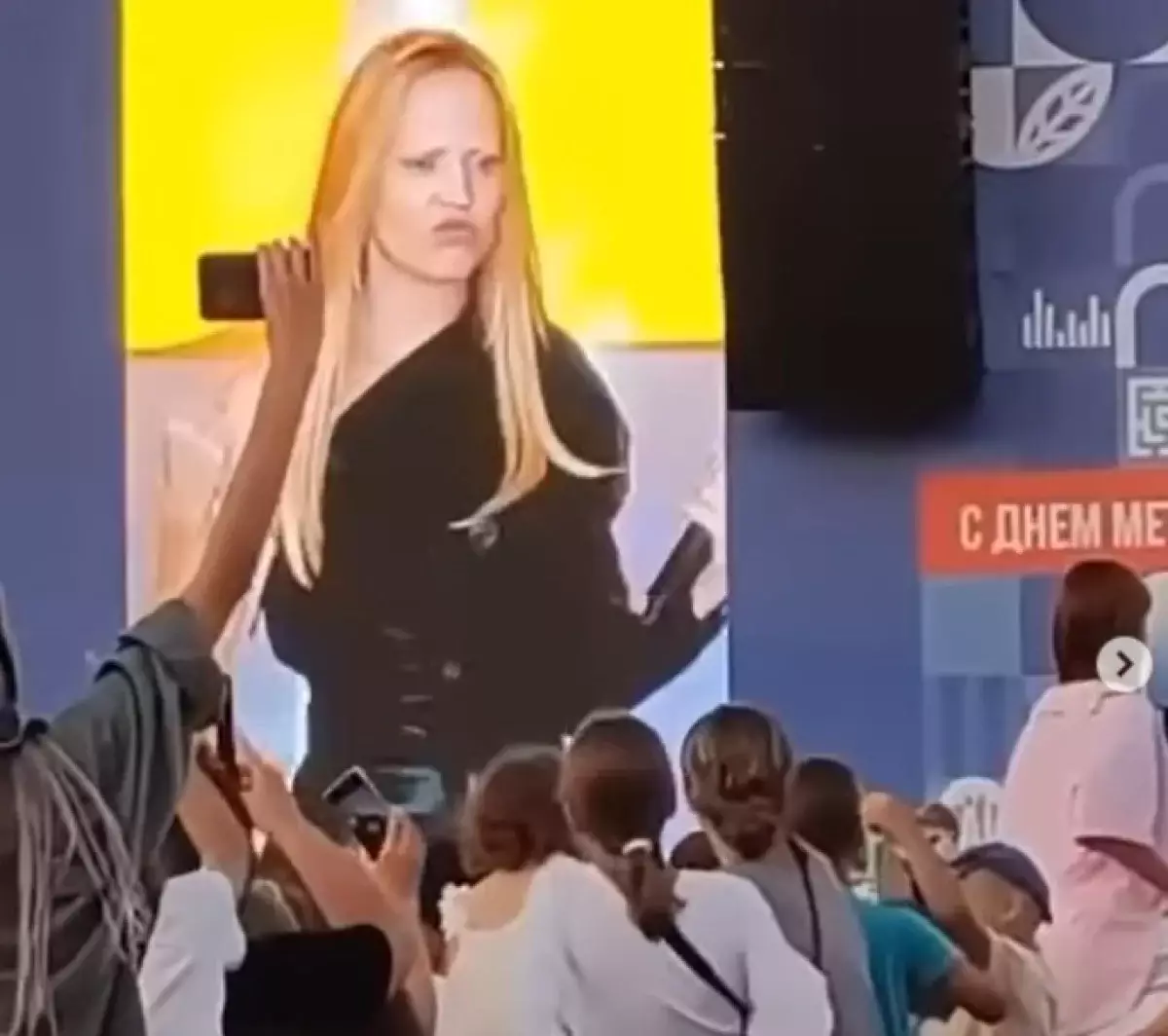 Глюкоза шокировала зрителей поведением на концерте в Красноярске