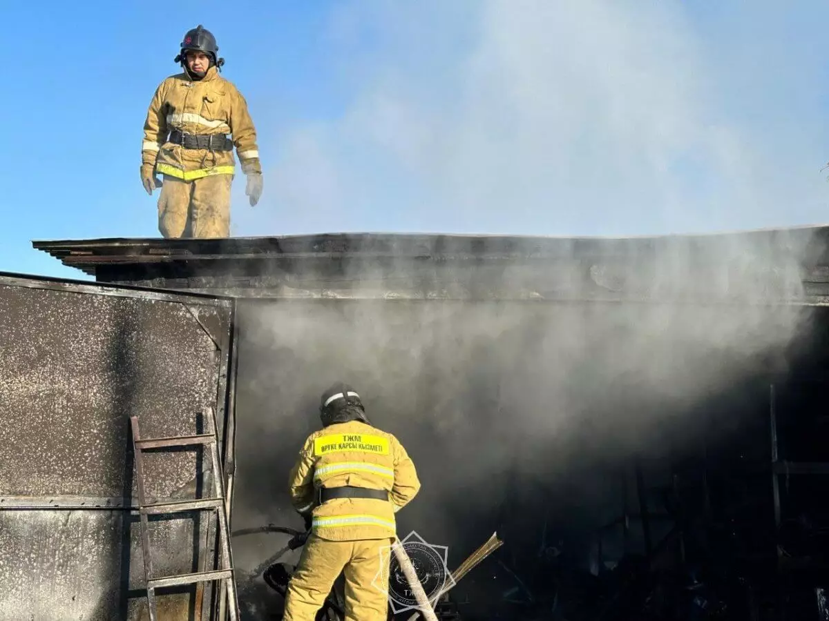 Пожар в гараже едва не уничтожил жилой дом в Акмолинской области