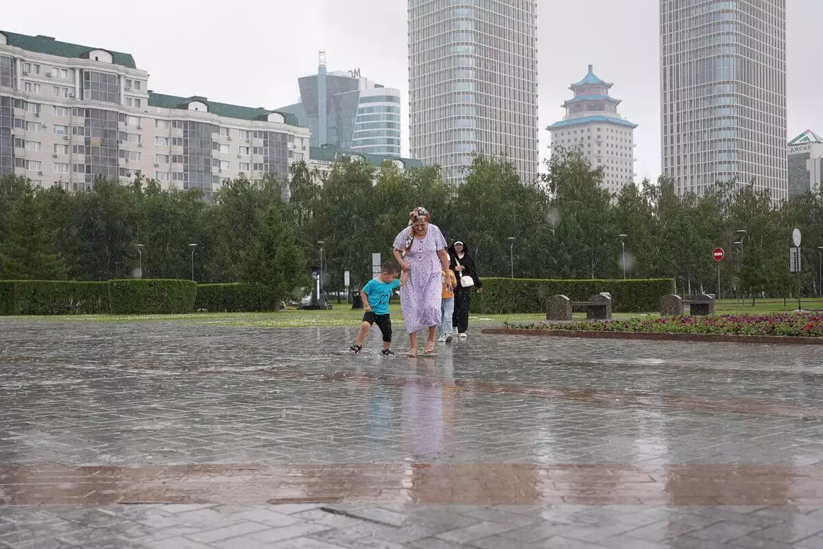 Сильную жару и ливни прогнозируют в Казахстане