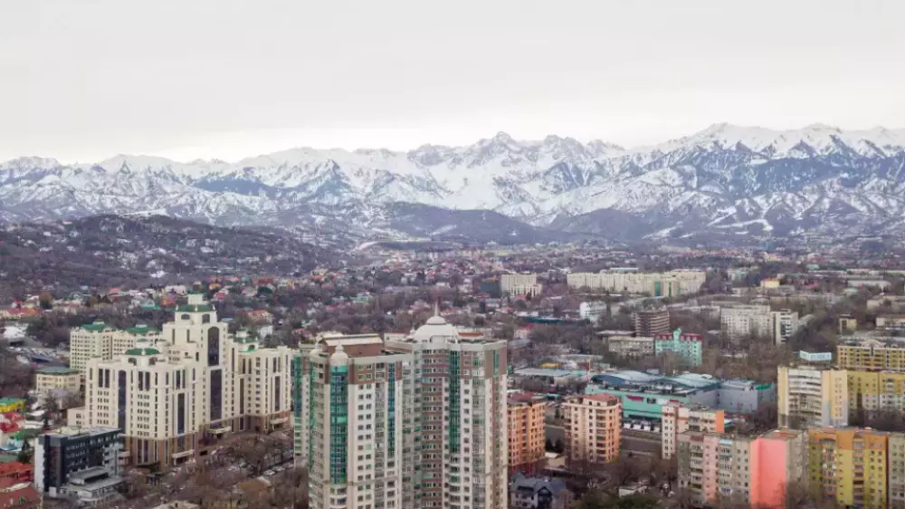 Как вместо садовых домиков в Алматы строились ЖК, рассказали в Антикоре