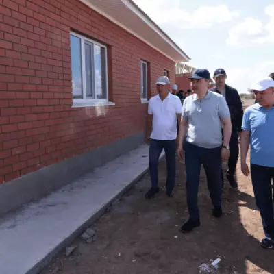 Олжас Бектенов проверяет работы по строительству домов для пострадавших от паводков в западных регионах