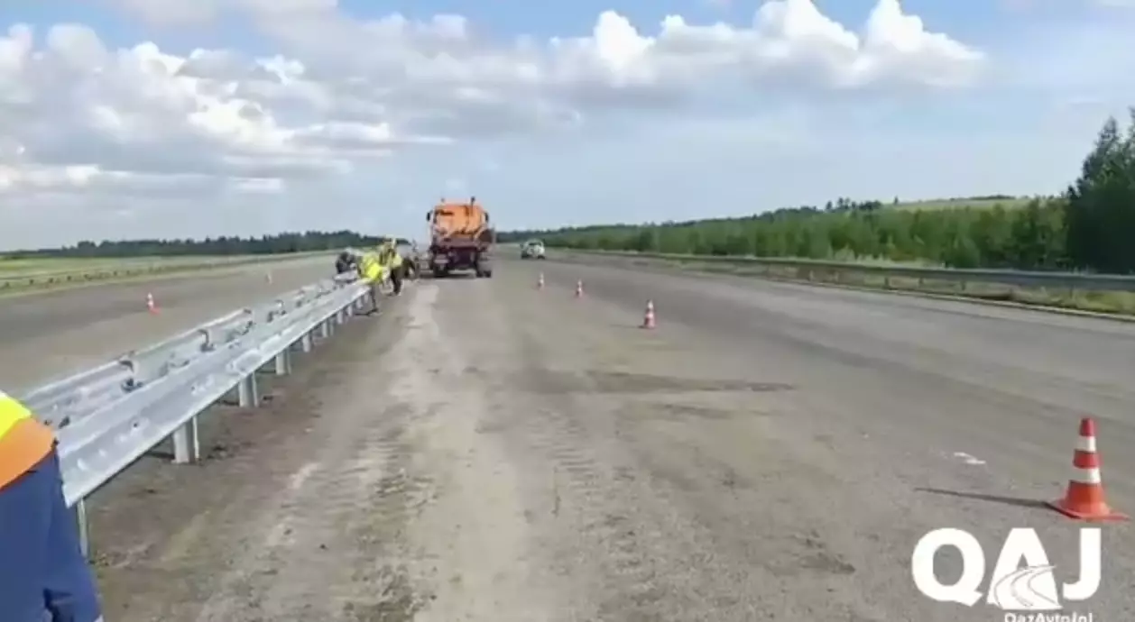 Дорогу от разлившегося клея очистили на трассе Астана-Петропавловск
