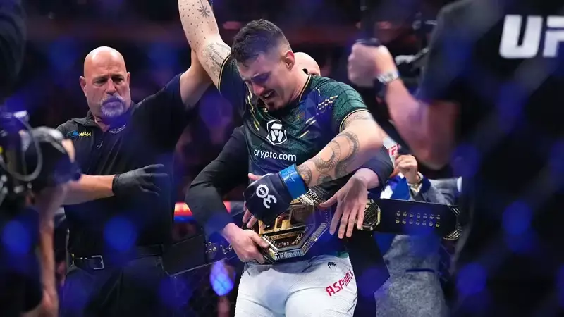 "Я опережаю его на голову": чемпион в тяжёлом весе UFC высказался о реванше с российским бойцом