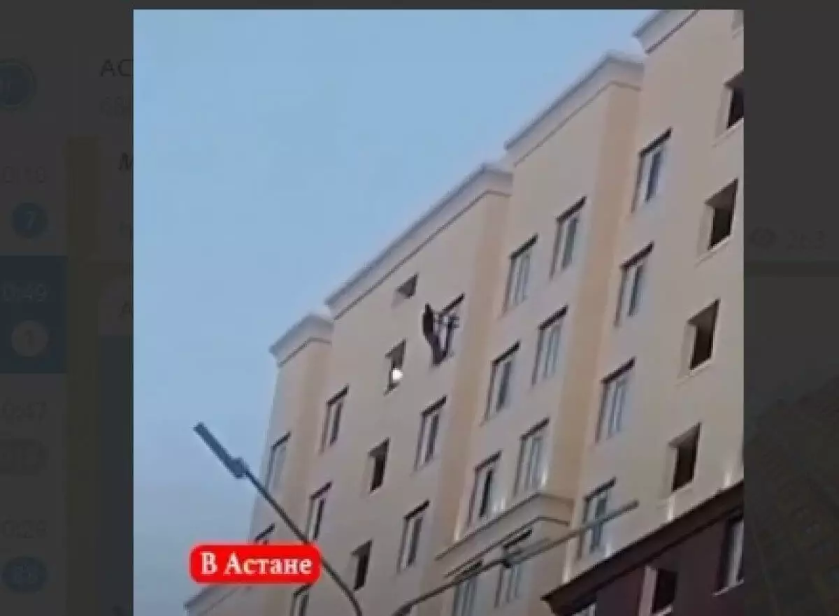 Пьяный мужчина свисал из окна 14 этажа в Астане