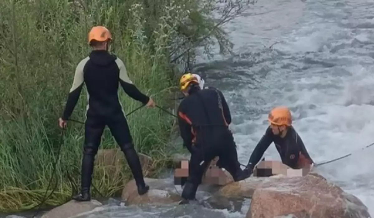 Тело женщины извлекли из реки в Алматинской области (ВИДЕО)