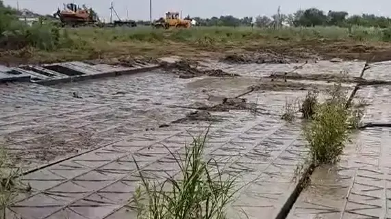 В Павлодарской области почти неделю вытаскивали затонувший мост из реки