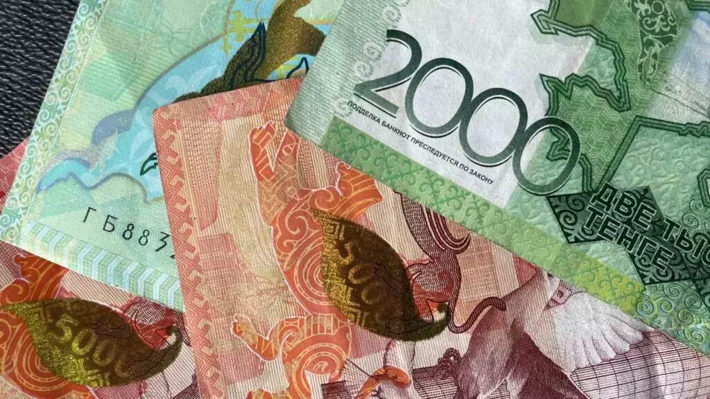 Сколько стоят доллар, евро и рубль в обменниках 23 июля