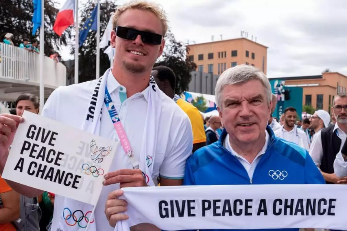 Российский пловец и глава МОК сделали фото с лозунгом в Париже