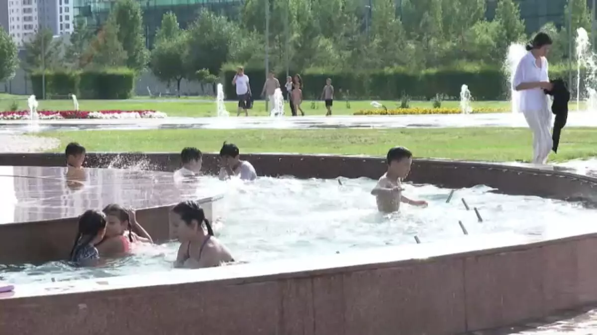 Астанчане игнорируют запрет на купание в фонтанах