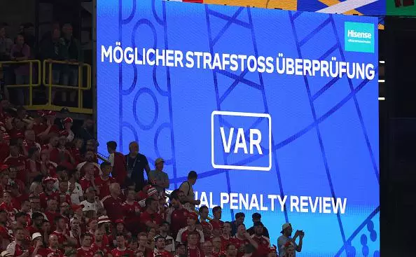 Фанаты устраивают протесты из-за VAR. Главное о системе видеопросмотров