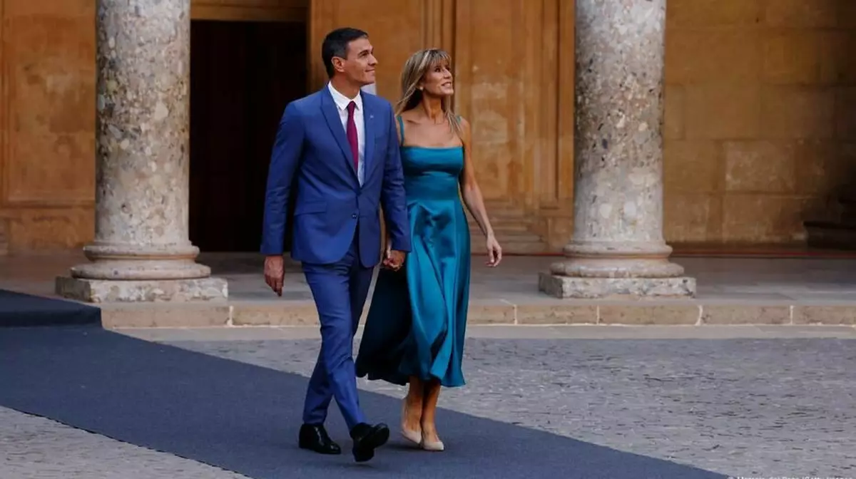 Испания премьер-министрі сотта әйеліне қатысты жемқорлық айыптарына куәлік береді