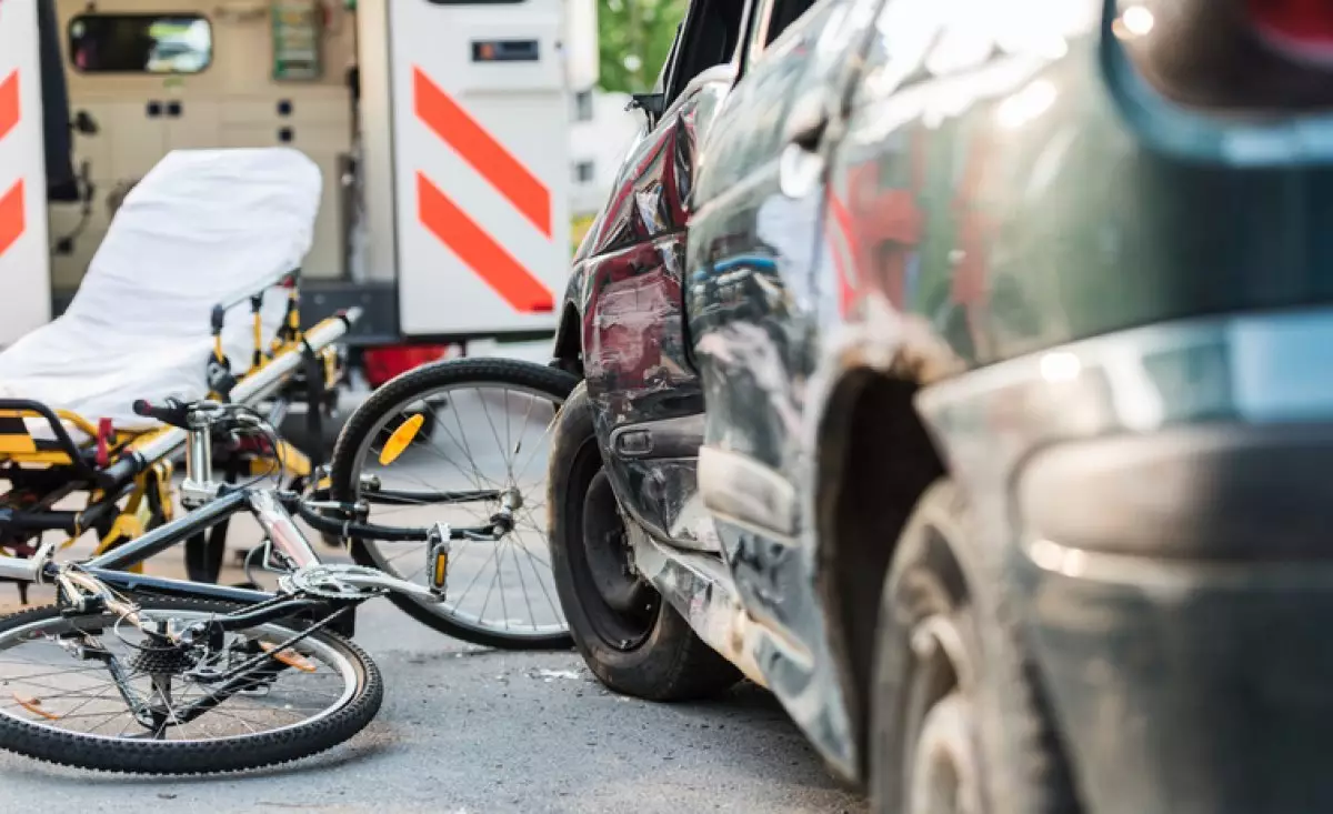 Ақтөбеде көлікке соқтығысқан екі велосипед жүргізушісі қаза тапты