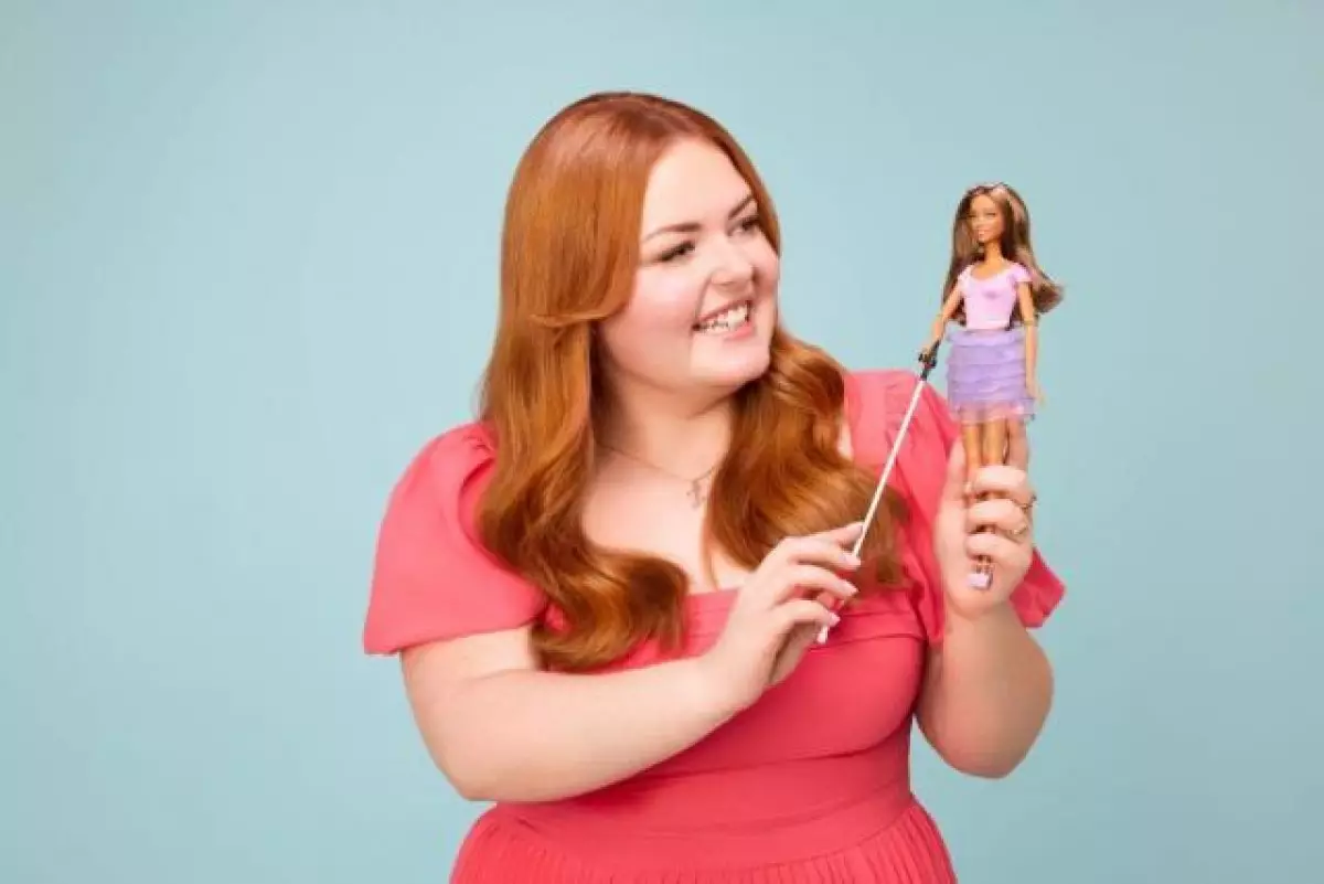 Mattel көру қабілеті нашар балаларды қолдау үшін көзі көрмейтін Барби шығарды