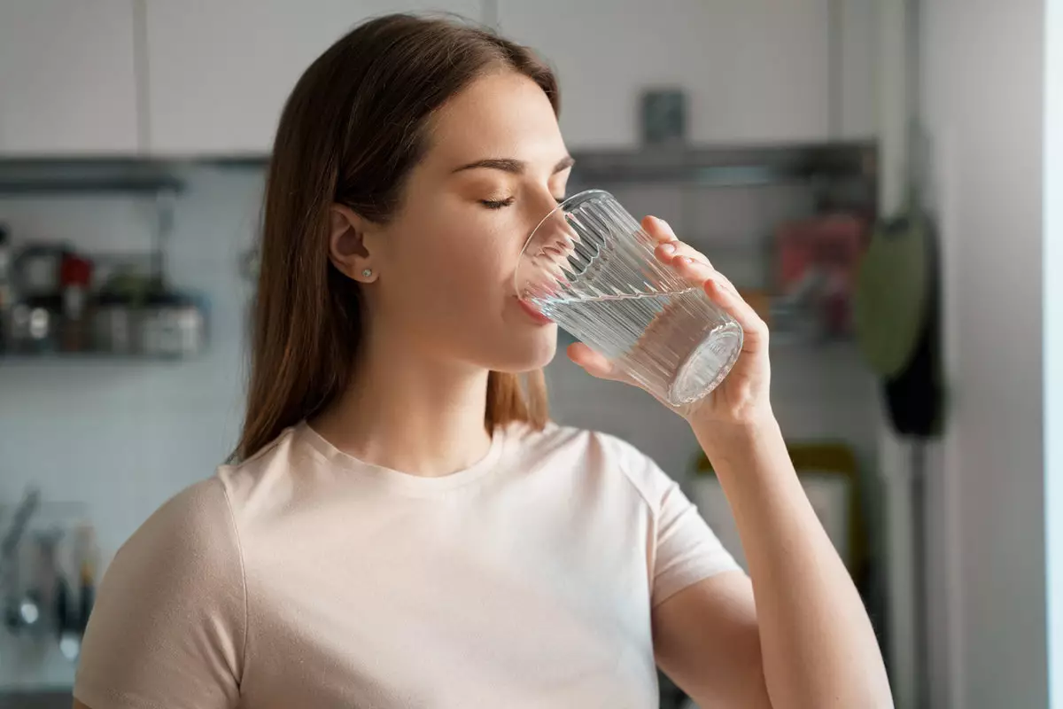 Когда пить воду становится вредно: ответ нутрициолога