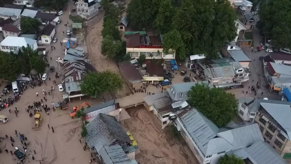 Селевые потоки разрушили несколько зданий и дорог в Кыргызстане