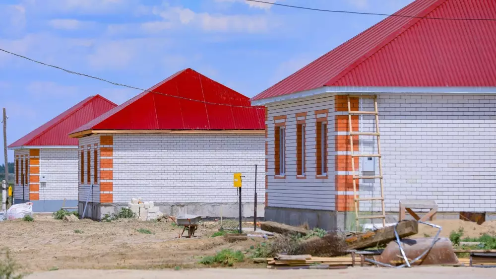 Строительство новых домов в селе Каратал закончат в августе