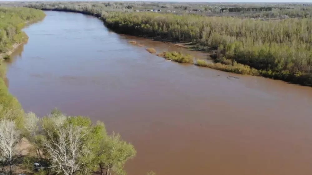 Свалку нефтеотходов нашли на берегу реки Урал в ЗКО