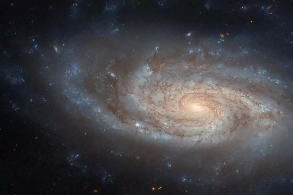 Телескоп Hubble сделал фото галактики в 100 млн световых лет от Земли