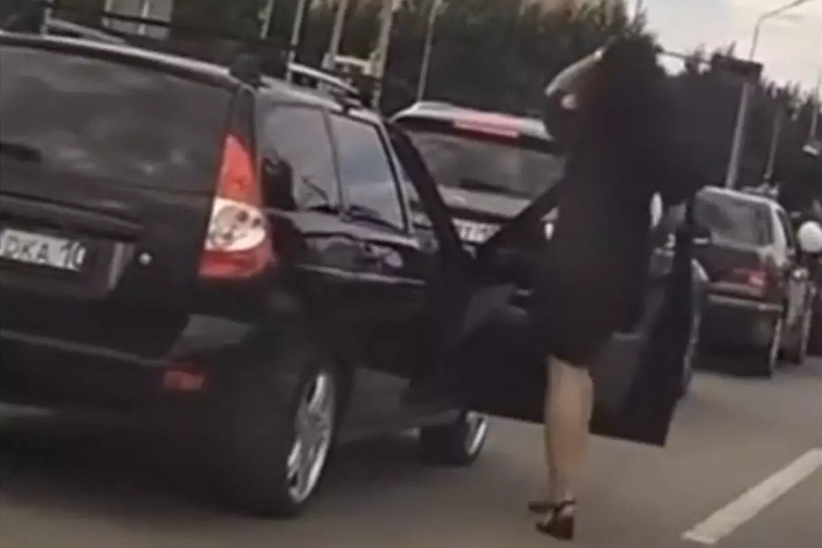 Водителя оштрафовали за танец пассажирки на дороге в Костанае