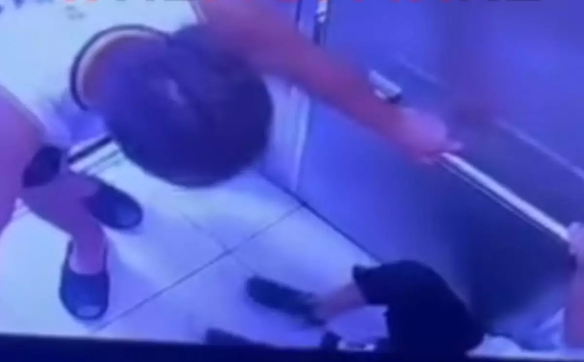 Алматылық ер адам лифтте 10 жастағы баланы ұрып-соққан (ВИДЕО)