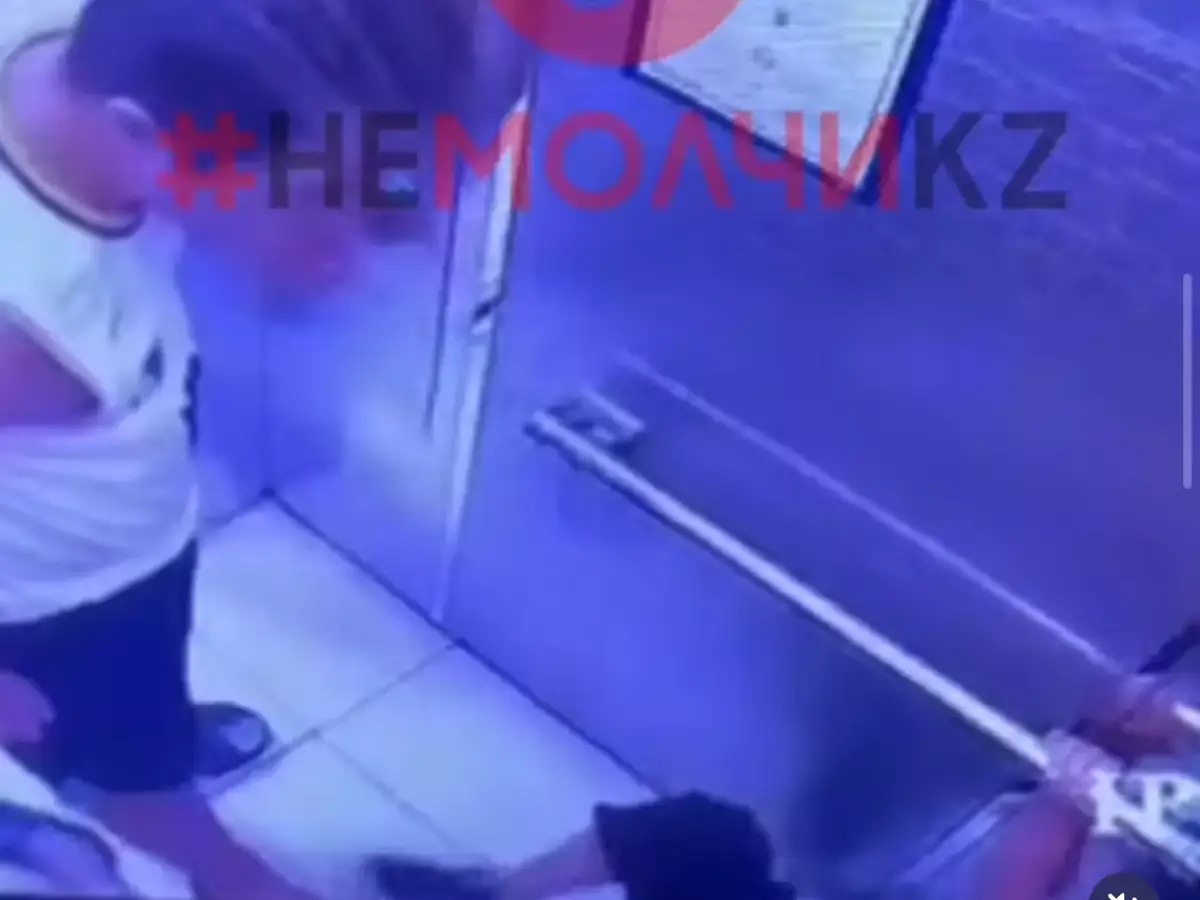 В Алматы мужчина напал на детей в лифте