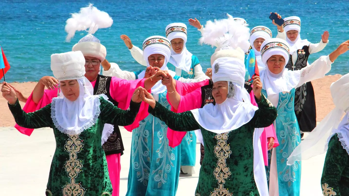 250 казахских и кыргызских бабушек объединились на Иссык-Куле