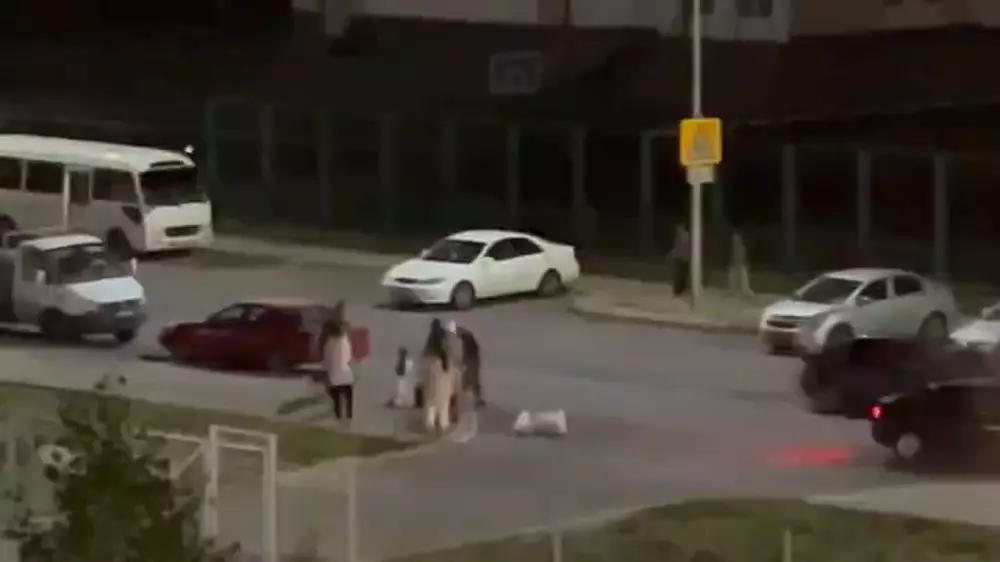 Астанада ер адамның аяусыз соққыға жығылған сәті видеоға түсіп қалды