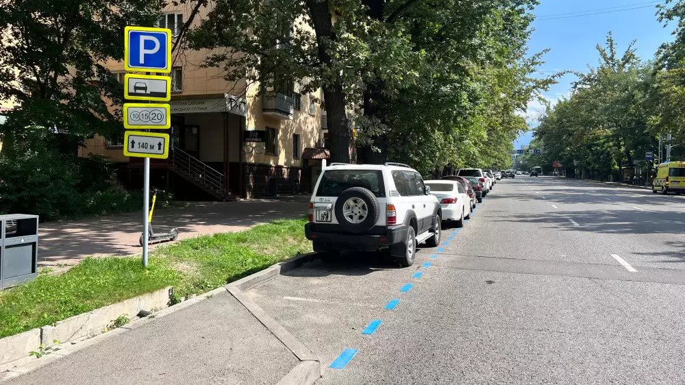 Новая синяя разметка платных парковок в Алматы на улице Наурызбай батыра