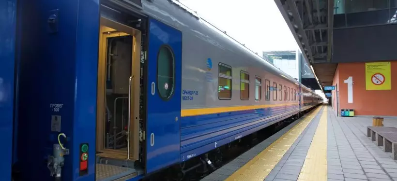 Начальника поезда и проводника уволили за перевозку "безбилетника" в Шымкенте