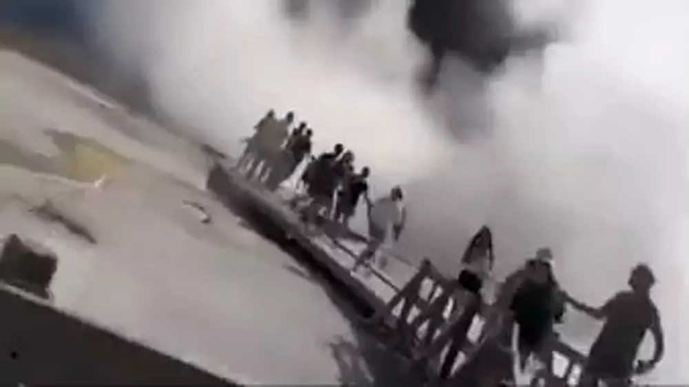 Гигантский взрыв заставил туристов бежать, спасая жизни
