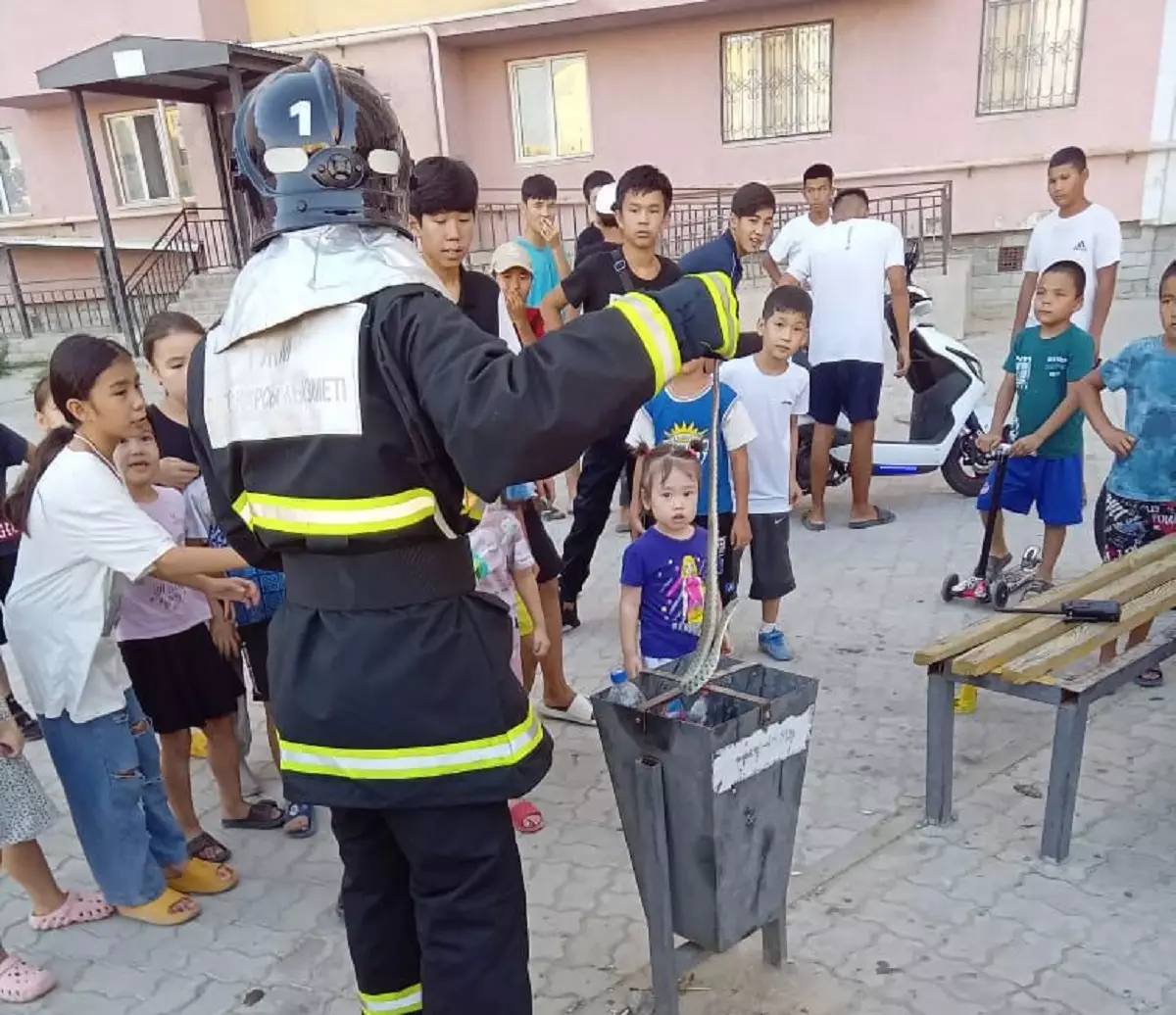 Спасатели Актау отловили змею на детской площадке