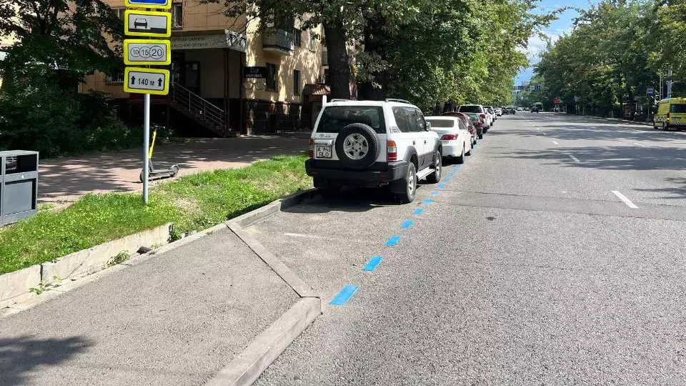 Синюю разметку нарисовали на дорогах Алматы: что это значит