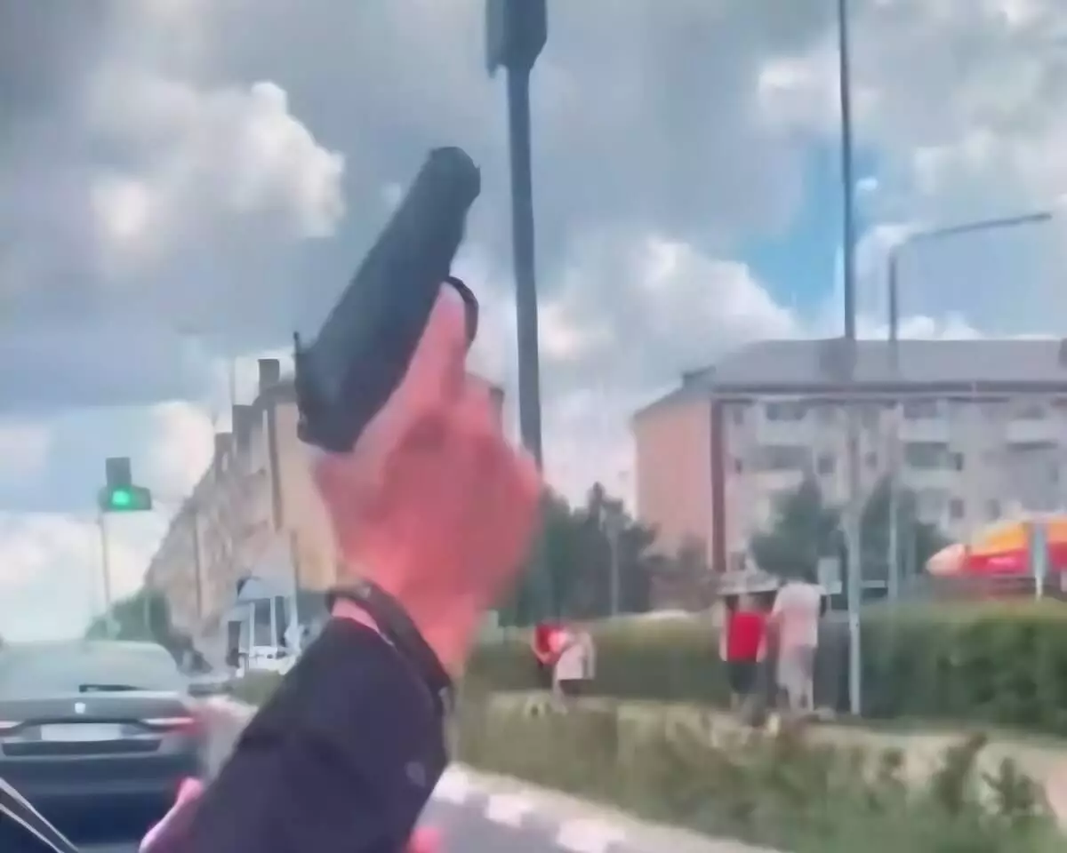 Мужчина с пистолетом разъезжал по центру Костаная