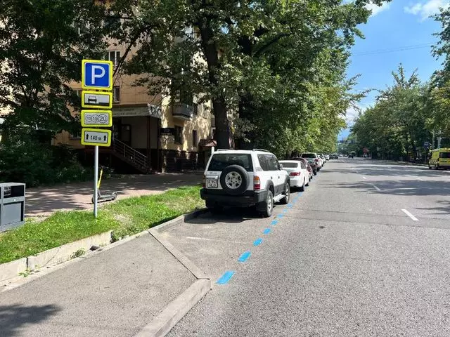 В Алматы платные парковки выделяют синей разметкой