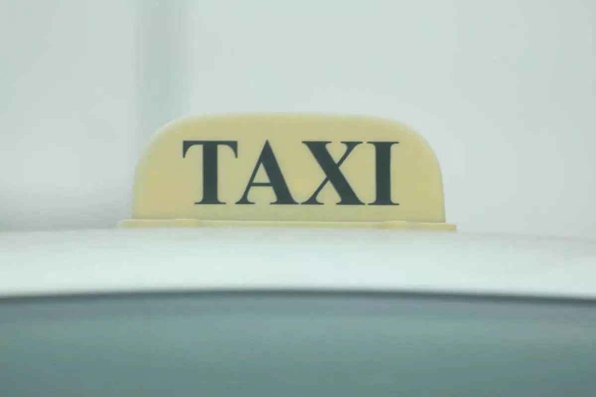 Такси жүргізушілеріне алаяқтық жасап жүрген астаналық әйел ұсталды
