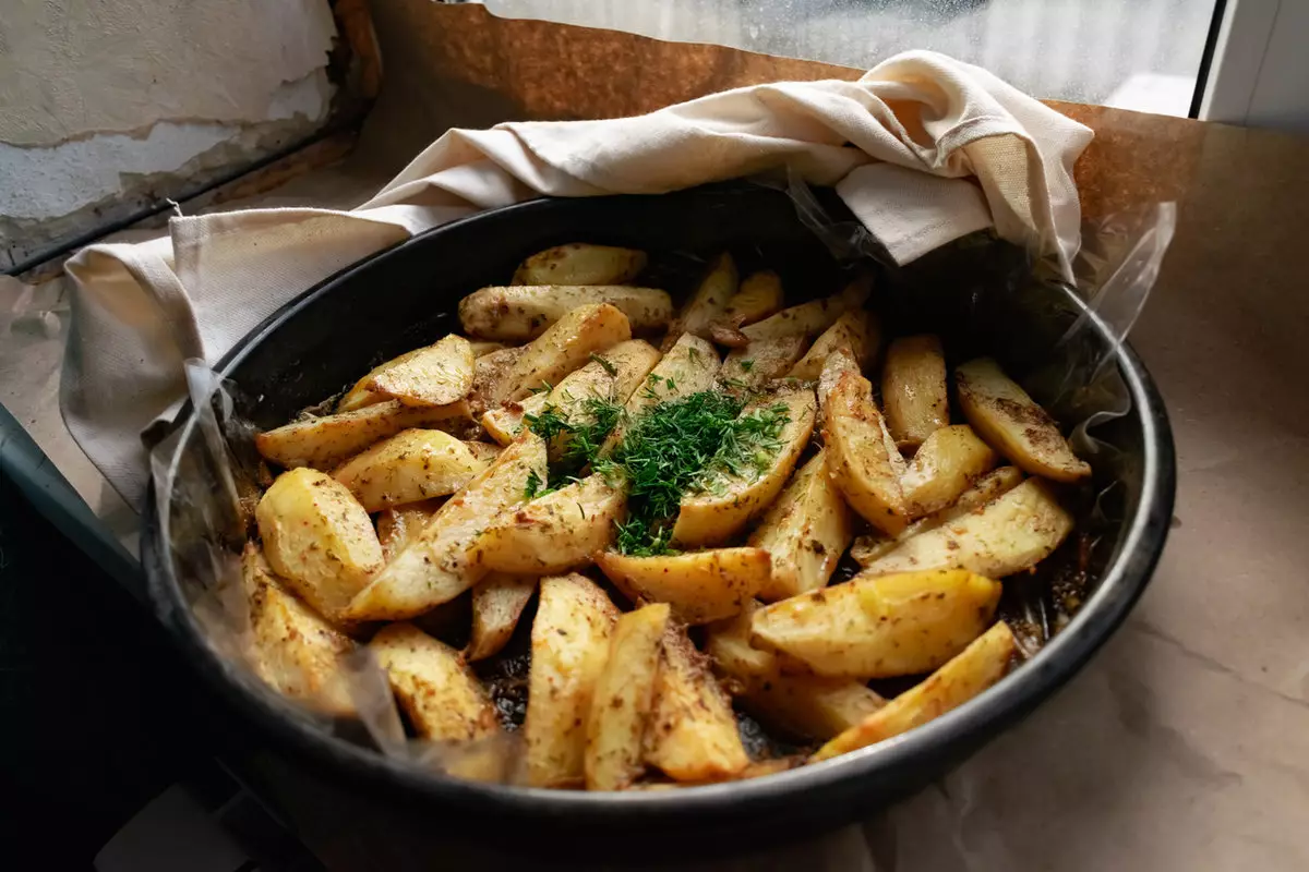Как приготовить картофель по-деревенски в духовке: 5 рецептов