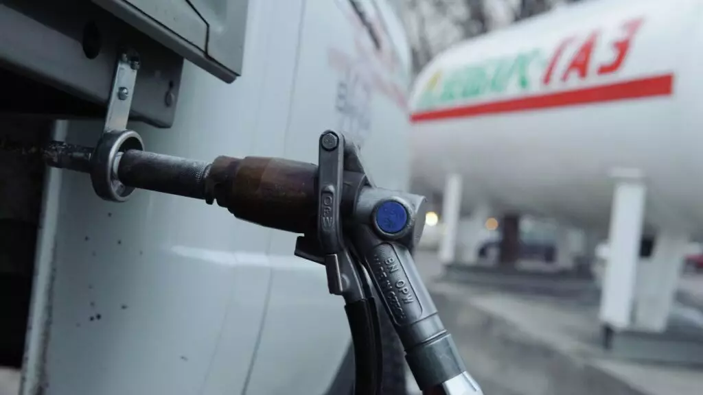 Дефицит газа в Жамбылской области: водитель напал на оператора автозаправки