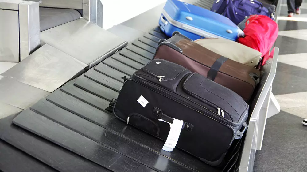 Стоит ли делать упаковку багажа и сколько это стоит